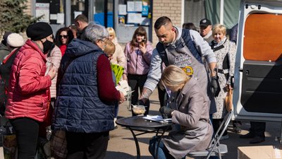 Годують переселенців: у Дніпрі стартував проєкт "Благодійна кухня"
