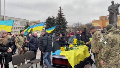 У Рівному попрощалися з 35-річним військовим Миколою Сапальчуком У Рівному попрощалися з 35-річним військовим Миколою Сапальчуком