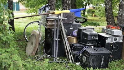 "Хочеться вірити, живі": у Чугуєві під завалами будинку культури шукають людей "Хочеться вірити, живі": у Чугуєві під завалами будинку культури шукають людей