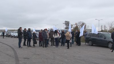 У Дніпрі підприємці перекривали трасу через запровадження касових апаратів – репортаж У Дніпрі підприємці перекривали трасу через запровадження касових апаратів – репортаж