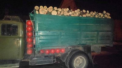 На Житомирщині за добу у двох районах затримали вантажівки з необлікованим лісом На Житомирщині за добу у двох районах затримали вантажівки з необлікованим лісом