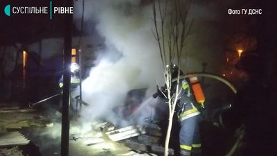 У Рівному під час пожежі в господарстві ледь не згоріли сусідні будинки У Рівному під час пожежі в господарстві ледь не згоріли сусідні будинки