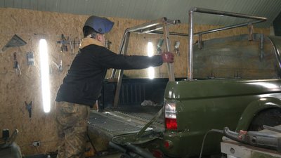 На Рівненщині механіки-волонтери готують "бандеромобілі" для фронту На Рівненщині механіки-волонтери готують "бандеромобілі" для фронту