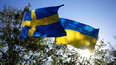 Прапори Швеції та України