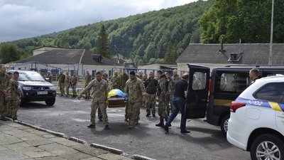 На Прикарпатті прощаються із загиблим військовослужбовцем Ігорем Колесніченком На Прикарпатті прощаються із загиблим військовослужбовцем Ігорем Колесніченком