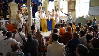 допомога храм товариства свідомості Крішни віряни-переселенці Донбас Дніпро допомога храм товариства свідомості Крішни віряни-переселенці Донбас Дніпро