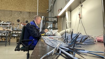 Як у Харкові виготовляють світильники під час знеструмлень