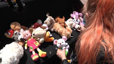 В Одесі роздавали дитячий одяг та ірашки для малозабезпечених і багатодітних родин В Одесі роздавали дитячий одяг та ірашки для малозабезпечених і багатодітних родин