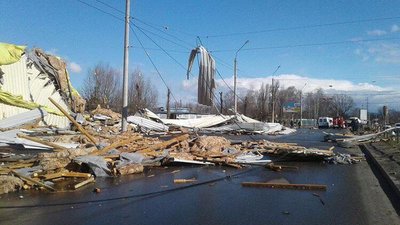 Негода у Чернігові: повалило дерева, зірвало дахи, пошкодило магазин