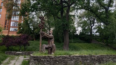 У центральному парку Дніпра рятують 200-річний дуб У центральному парку Дніпра рятують 200-річний дуб
