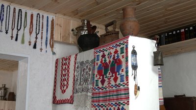 Ліжко та дерев'яні стільці ХХ століття, вишиті рушники: як чернігівець перетворює сторічний будинок у музей Ліжко та дерев'яні стільці ХХ століття, вишиті рушники: як чернігівець перетворює сторічний будинок у музей