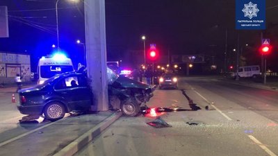 В Одесі автівка влетіла в стовп: одна людина загинула, ще одна травмувалася