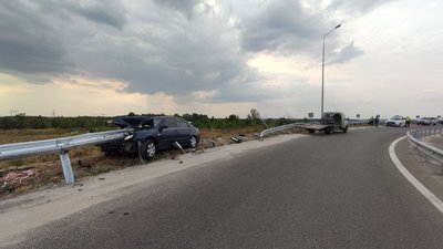 Під Полтавою легковик зіткнувся із відбійником, є загиблі Під Полтавою легковик зіткнувся із відбійником, є загиблі