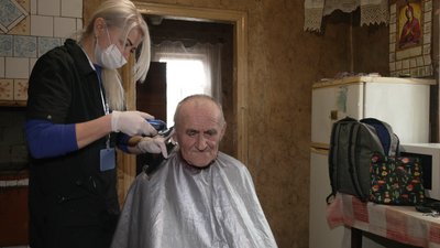 Віталія Шекера стрижуть Віталія Шекера стрижуть