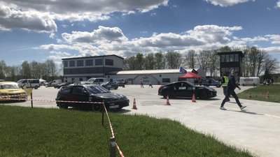 Поблизу Івано-Франківська тривають змагання зі слалому та джимхани