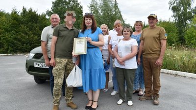 Пікап для ЗСУ: освітяни однієї з громад Житомирщини передали військовим автомобіль