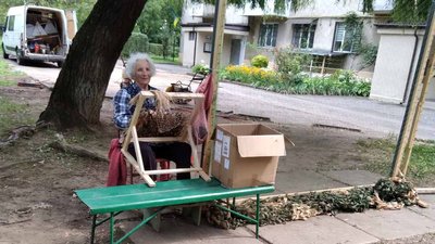 Працюватиме до перемоги та хоче дочекатися розпаду Росії: в Ужгороді 89-річна волонтерка плете чугайстрів для ЗСУ Працюватиме до перемоги та хоче дочекатися розпаду Росії: в Ужгороді 89-річна волонтерка плете чугайстрів для ЗСУ