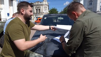 Техніка для військових: за гроші благодійників у Житомирі придбали два пікапи та дрон Техніка для військових: за гроші благодійників у Житомирі придбали два пікапи та дрон