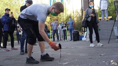 Біля коксового заводу у Харкові проходить цілодобовий пікет: на воротах — легені тварин Біля коксового заводу у Харкові проходить цілодобовий пікет: на воротах — легені тварин
