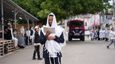 хасиди моляться і їдять кошерні страви хасиди моляться і їдять кошерні страви