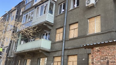 Вибиті вікна у будинку у Київському районі Харкова внаслідок удару "Шахедами", 28 березня 2024 року Вибиті вікна у будинку у Київському районі Харкова внаслідок удару "Шахедами", 28 березня 2024 року