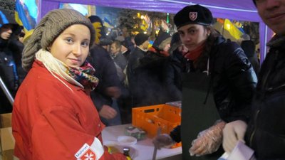 Волонтерки роздавали їжу мітингувальникам Волонтерки роздавали їжу мітингувальникам