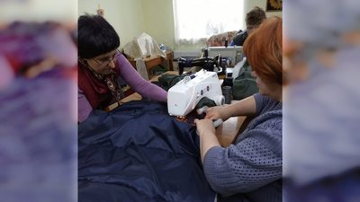 У Новоархангельському будинку дитячої та юнацької творчості шиють спальні мішки для бійців