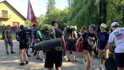 50 кілометрів пішки за 3 дні: молодь на Рівненщині торує "Стежки князів Острозьких" 50 кілометрів пішки за 3 дні: молодь на Рівненщині торує "Стежки князів Острозьких"