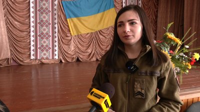 Побратим привіз з фронту посмертну нагороду вдові загиблого прикарпатця Володимира Михайлюка Побратим привіз з фронту посмертну нагороду вдові загиблого прикарпатця Володимира Михайлюка