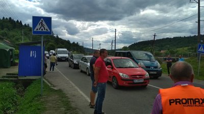 Люди третій день перекривають трасу Львів-Самбір-Ужгород Люди третій день перекривають трасу Львів-Самбір-Ужгород