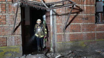 Рятувальник на місці влучання в Індустріальному районі Харкова 24 січня 2026 року