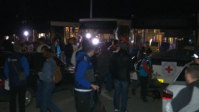 Зливали воду з батарей і гасили осколкову пожежу, — евакуйовані з Маріуполя розповіли про пережите Зливали воду з батарей і гасили осколкову пожежу, — евакуйовані з Маріуполя розповіли про пережите