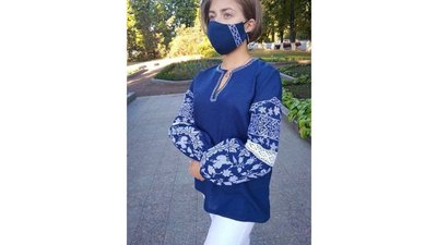 Кропивничанка вишиває на масках квіти та орнаменти