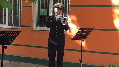 В Одесі оркестр ВМС влаштував концерт для медиків, які лікують хворих на COVID-19