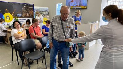 У центрі підтримки переселенців "Я Маріуполь" вперше провели вакцинацію від COVID-19 У центрі підтримки переселенців "Я Маріуполь" вперше провели вакцинацію від COVID-19