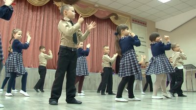 "Танцюй завзято, аби вірус прогнати". Черкаських гімназистів навчають карантинних правил руханкою
