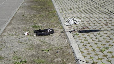 "На цьому майданчику часто діти граються. Щодня". Наслідки удару РФ посеред стадіону школи в Харкові: фоторепортаж "На цьому майданчику часто діти граються. Щодня". Наслідки удару РФ посеред стадіону школи в Харкові: фоторепортаж