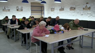 Плакали над текстом і згадували шкільні правила. Як у Чернігові писали диктант національної єдності