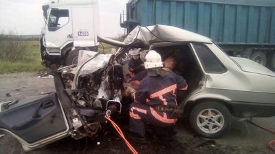 На Прикарпатті рятувальники витягували з авто потерпілих у ДТП