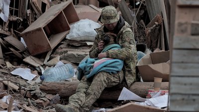 Чоловік із собакою на місці удару авіабомби у Слов'янську на Донеччині 15 квітня 2026 року