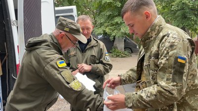 Волонтери передають допомогу