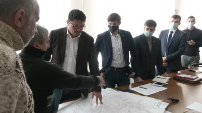 Просідання землі над шахтами на Прикарпатті: голова ОДА відвідав село і зробив заяву Просідання землі над шахтами на Прикарпатті: голова ОДА відвідав село і зробив заяву