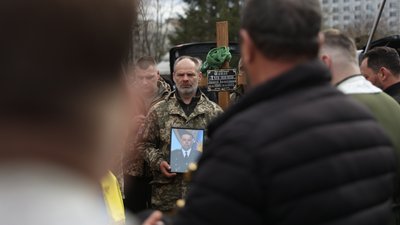 У Чернівцях попрощалися з двома загиблими військовими — Андрієм Луканюком та Максимом Гібадулліним У Чернівцях попрощалися з двома загиблими військовими — Андрієм Луканюком та Максимом Гібадулліним