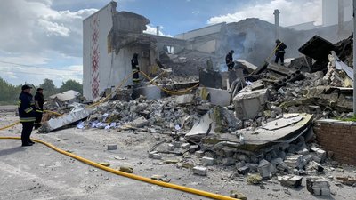Армія РФ обстріляла звільнене село під Харковом: спалахнули житлові будинки Армія РФ обстріляла звільнене село під Харковом: спалахнули житлові будинки
