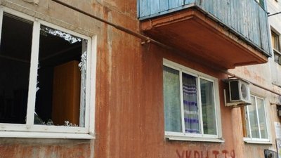 Завезли 400 листів шивферу. У Покровську ліквідовують наслідки обстрілу Завезли 400 листів шивферу. У Покровську ліквідовують наслідки обстрілу