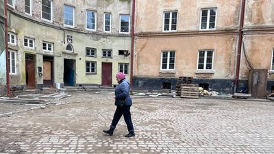 Ганна Федоренко йде в свій будинок Ганна Федоренко йде в свій будинок