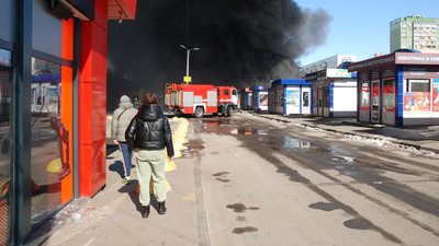 Обстріли Харкова: пів сотні рятувальників гасять пожежу на ринку Обстріли Харкова: пів сотні рятувальників гасять пожежу на ринку