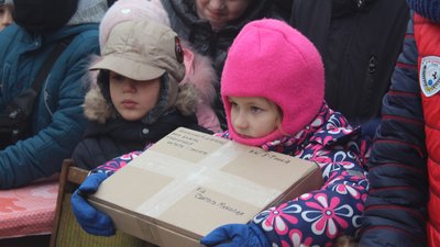 Волонтери та військові привітали дітей Новоселівки з Днем Святого Миколая Волонтери та військові привітали дітей Новоселівки з Днем Святого Миколая