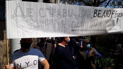 У Черкасах біля слідчого управління містяни мітингують на підтримку мера У Черкасах біля слідчого управління містяни мітингують на підтримку мера