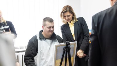 Олена Зеленська проходить маршрутом пацієнта у Центрі досконалості в Тернополі Олена Зеленська проходить маршрутом пацієнта у Центрі досконалості в Тернополі